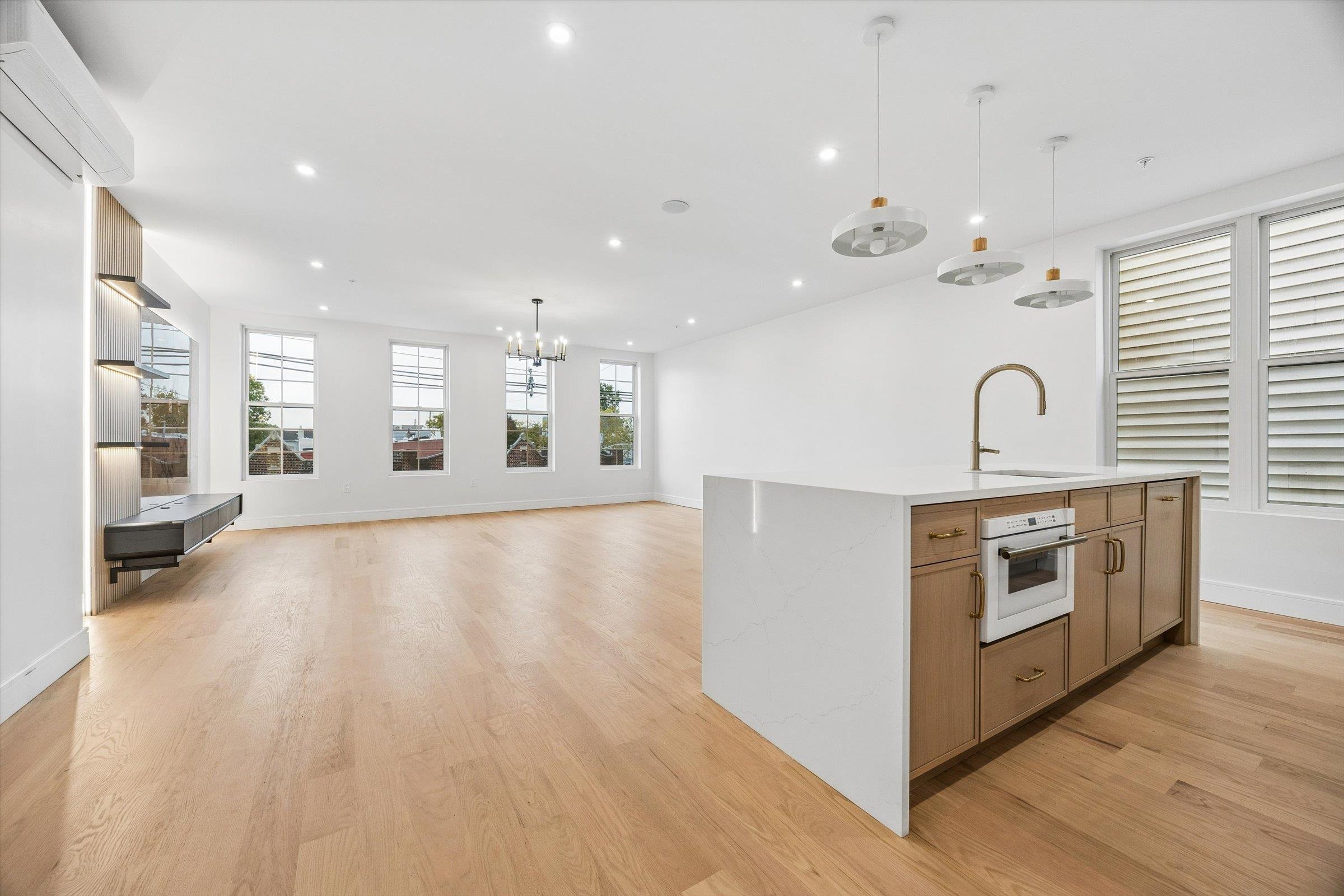 1123 SUMMIT AVE Unit: 3