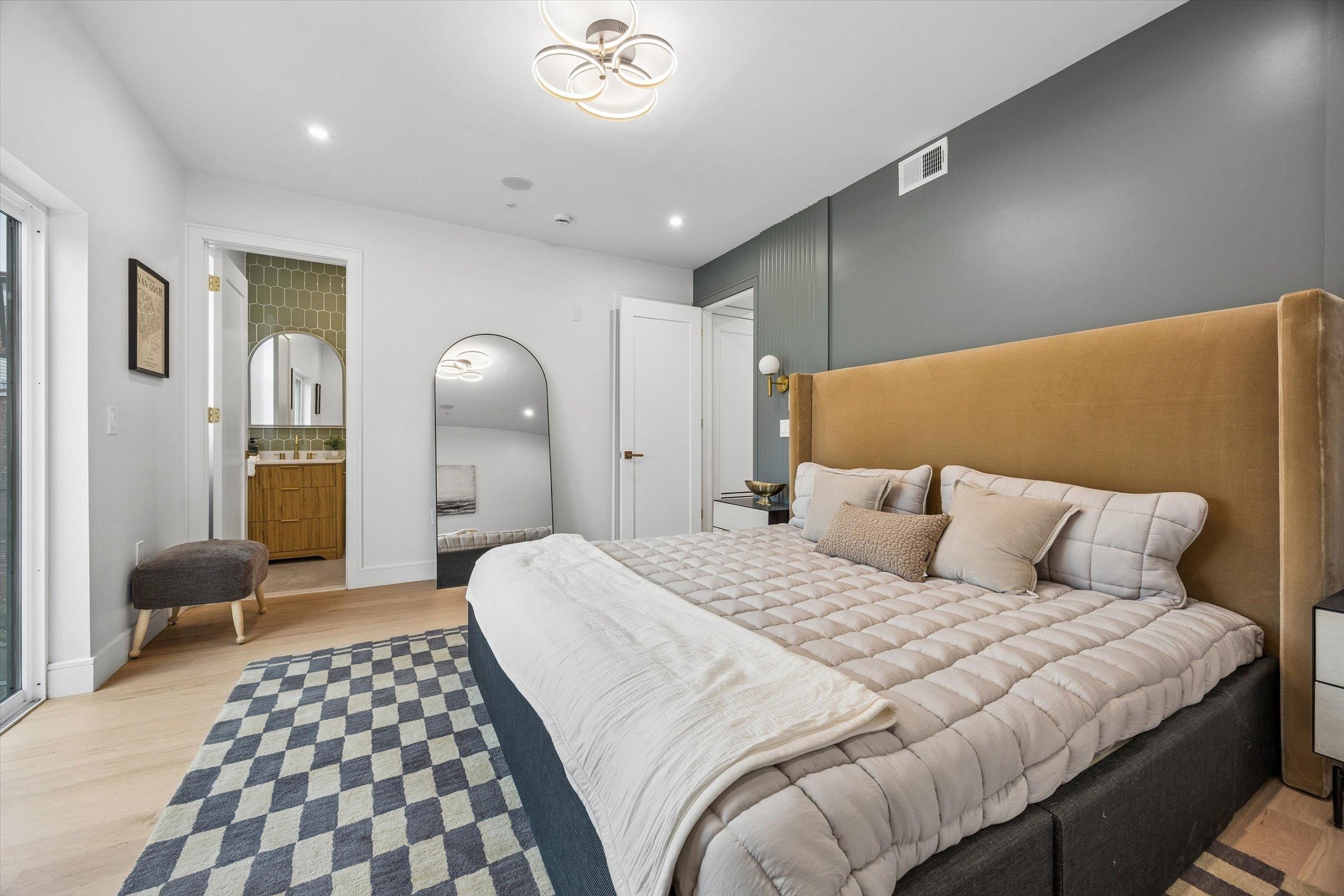 1123 SUMMIT AVE Unit: 3