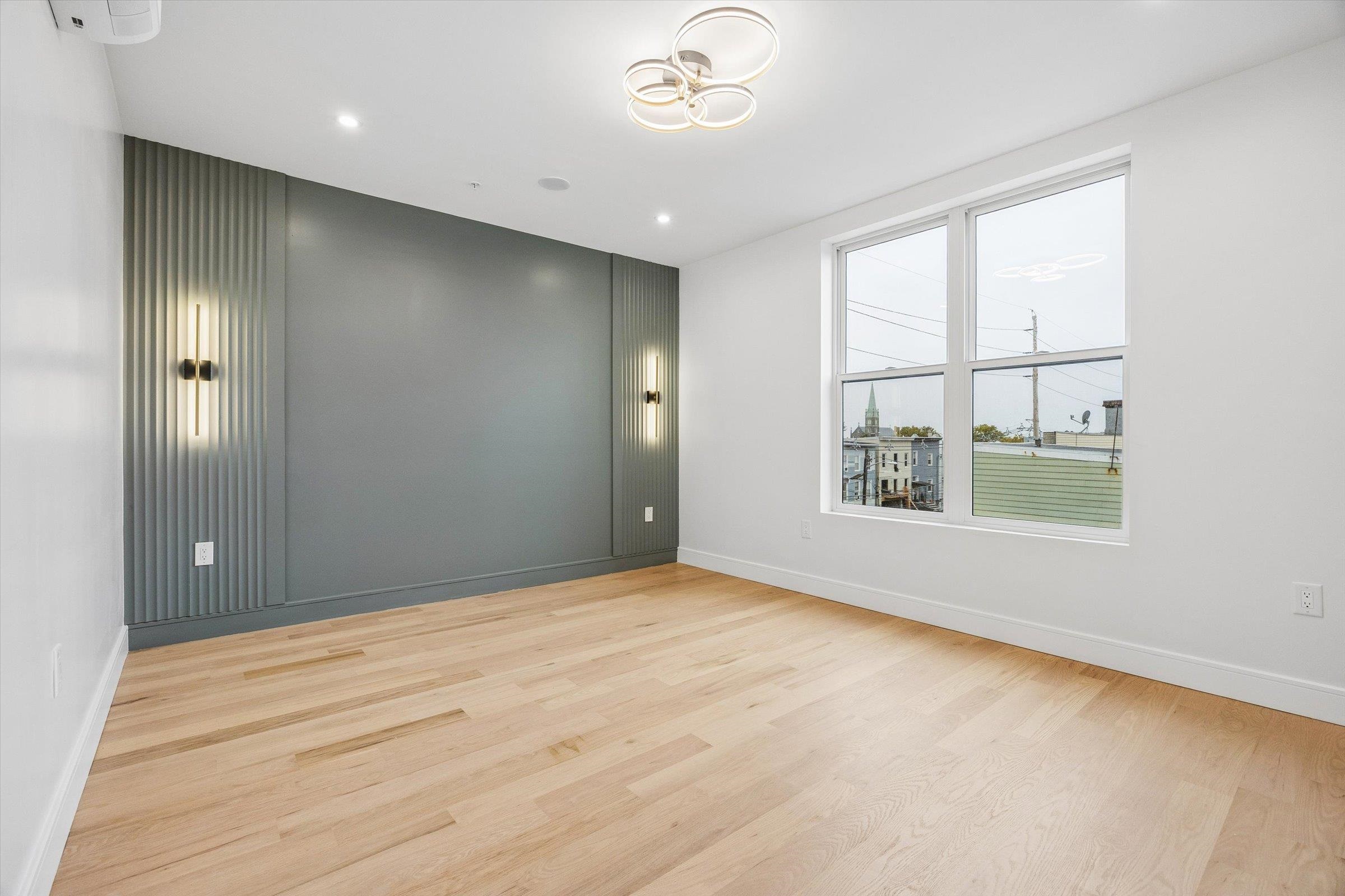 1123 SUMMIT AVE Unit: 3