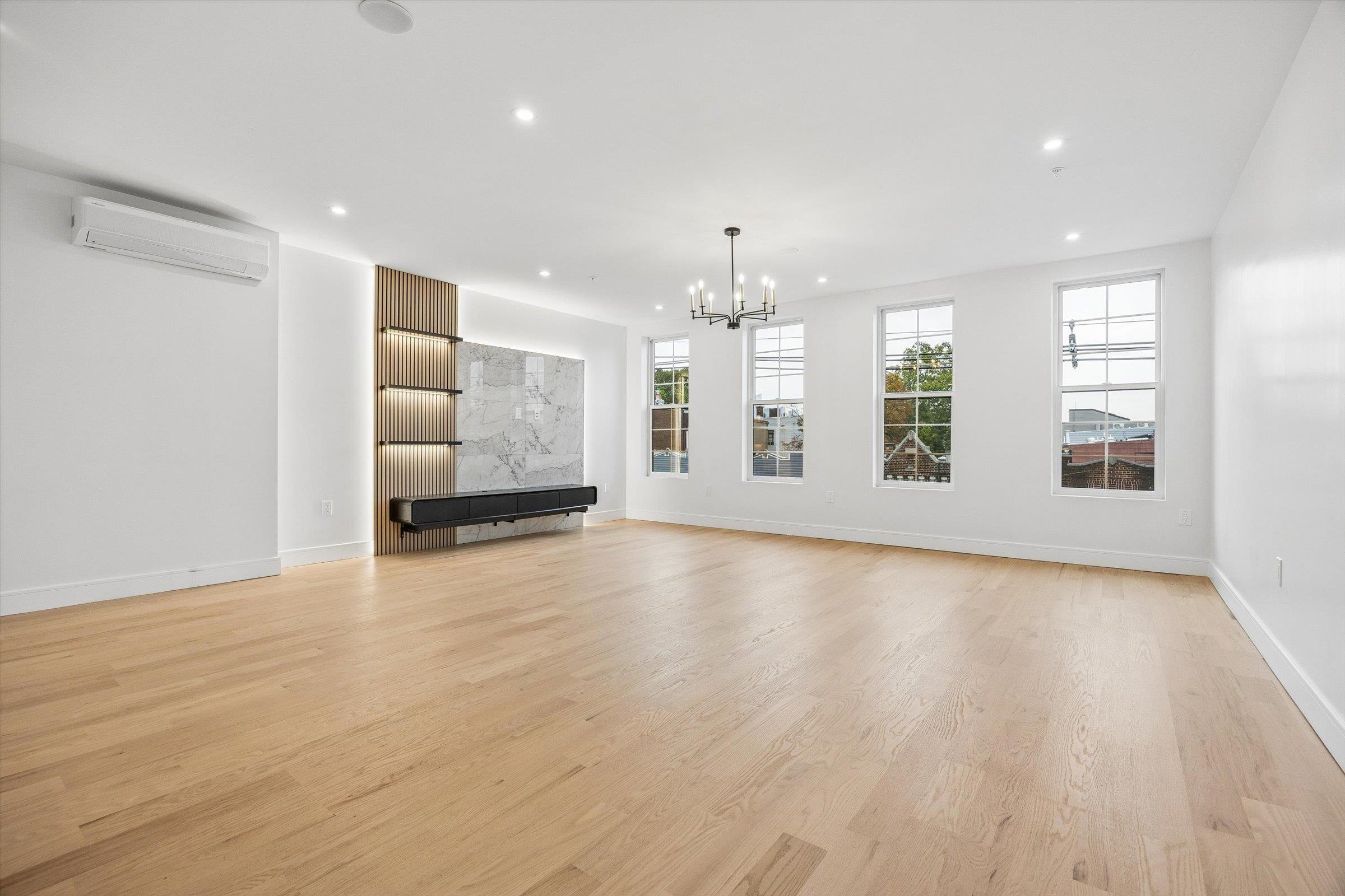 1123 SUMMIT AVE Unit: 3