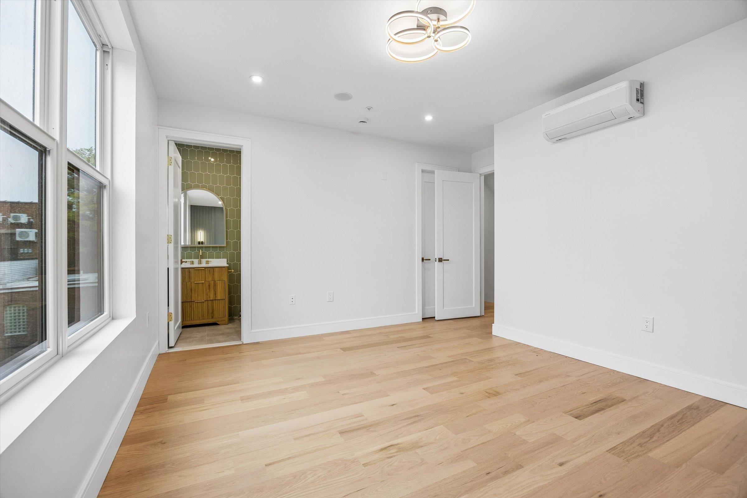 1123 SUMMIT AVE Unit: 3