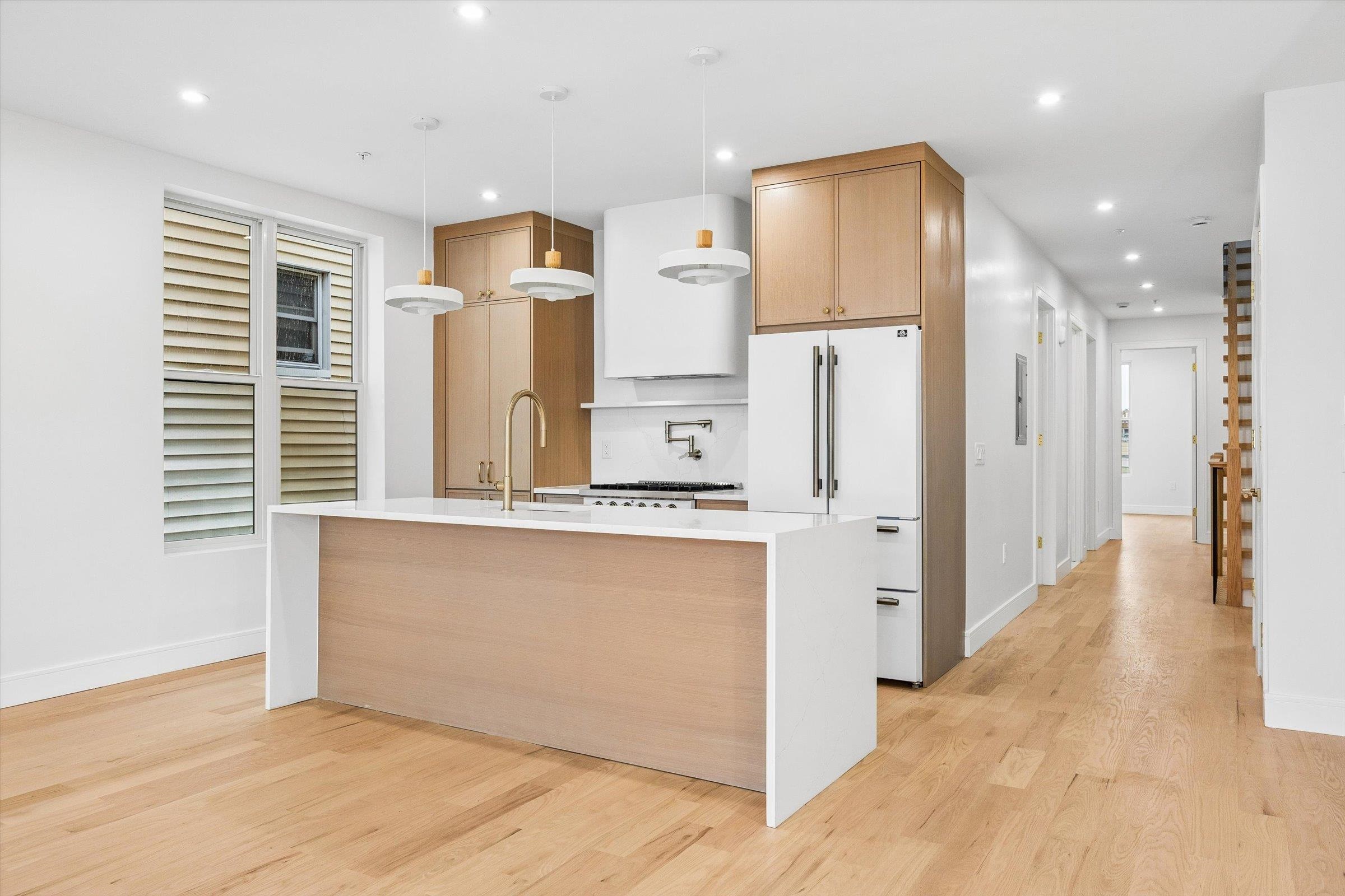 1123 SUMMIT AVE Unit: 3