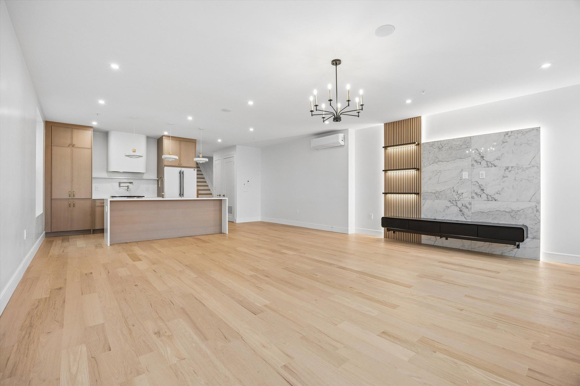 1123 SUMMIT AVE Unit: 3
