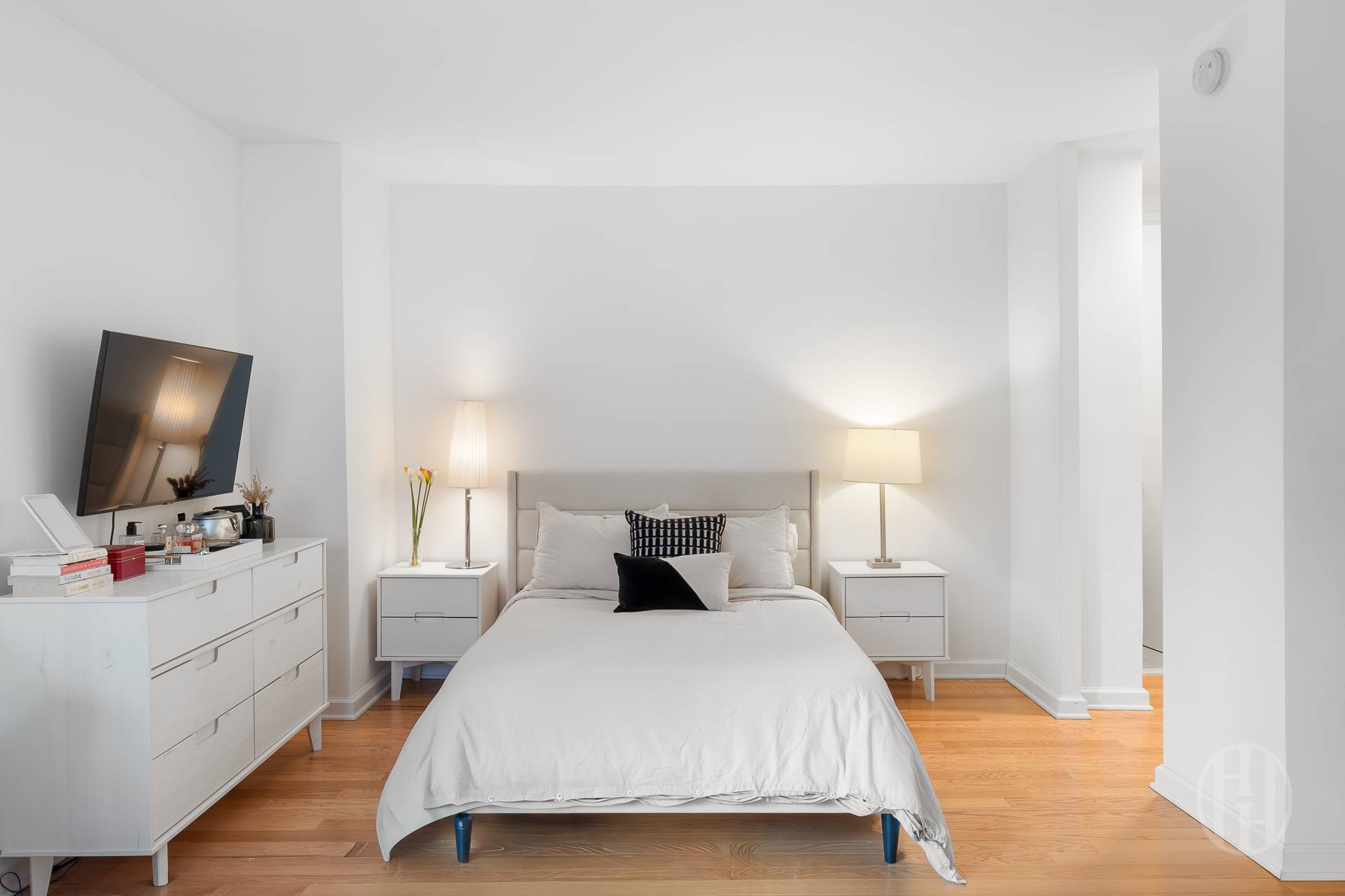 300 E 40th Street 11L