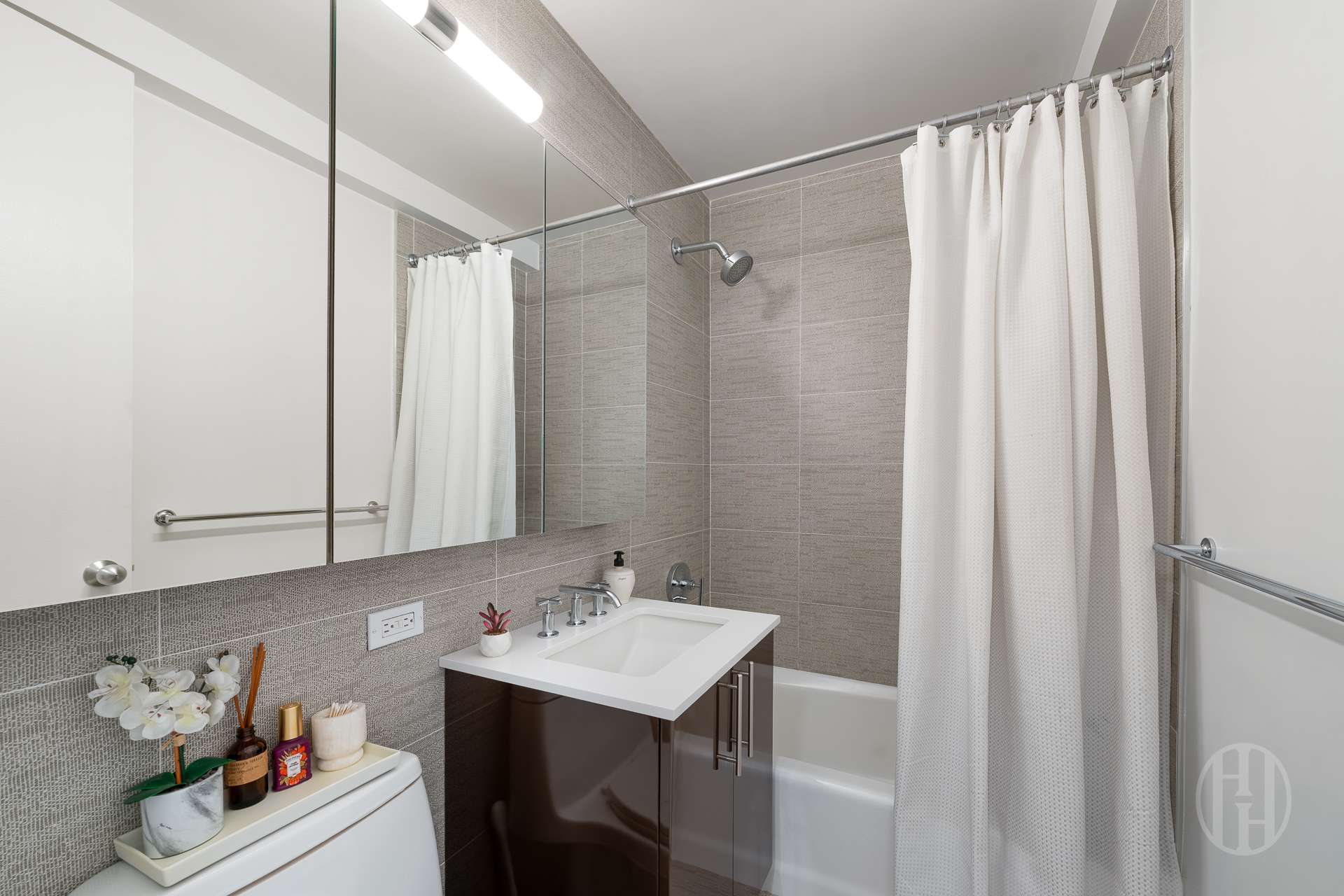 300 E 40th Street 11L