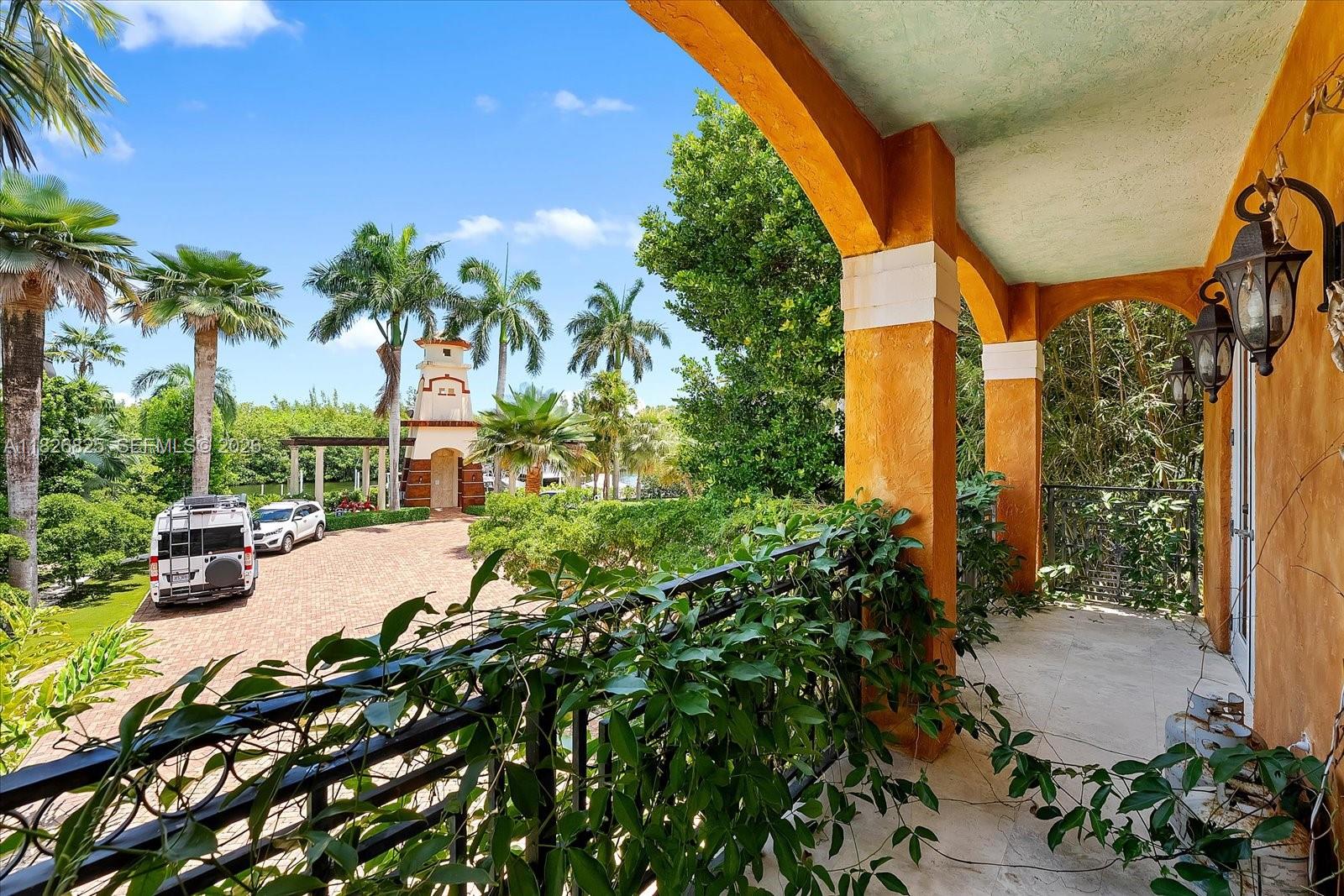 5843 Paradise Point Dr