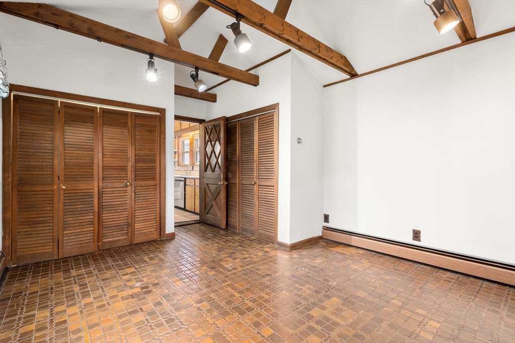 21 Oak Square Ave