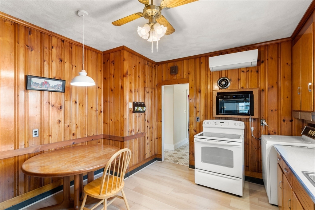 21 Oak Square Ave