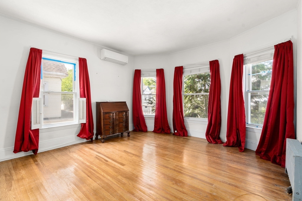 21 Oak Square Ave