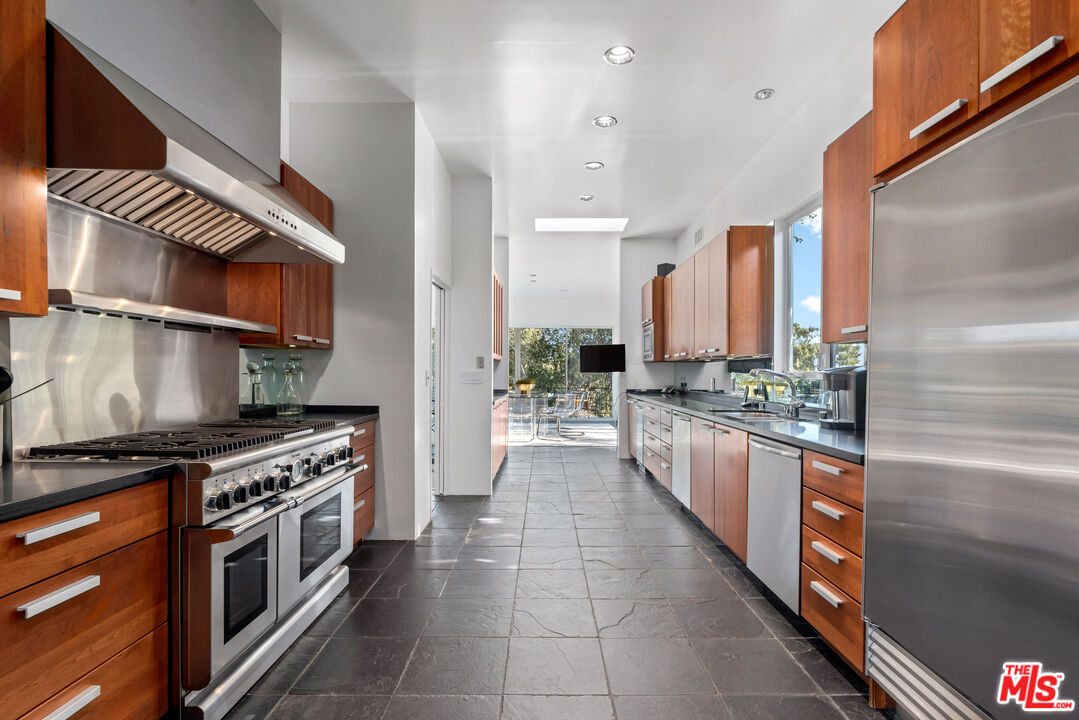 400 Mooresque St