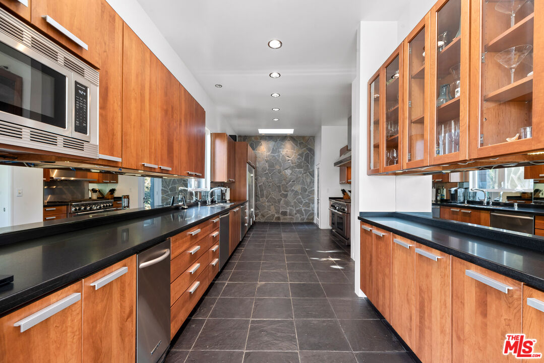 400 Mooresque St