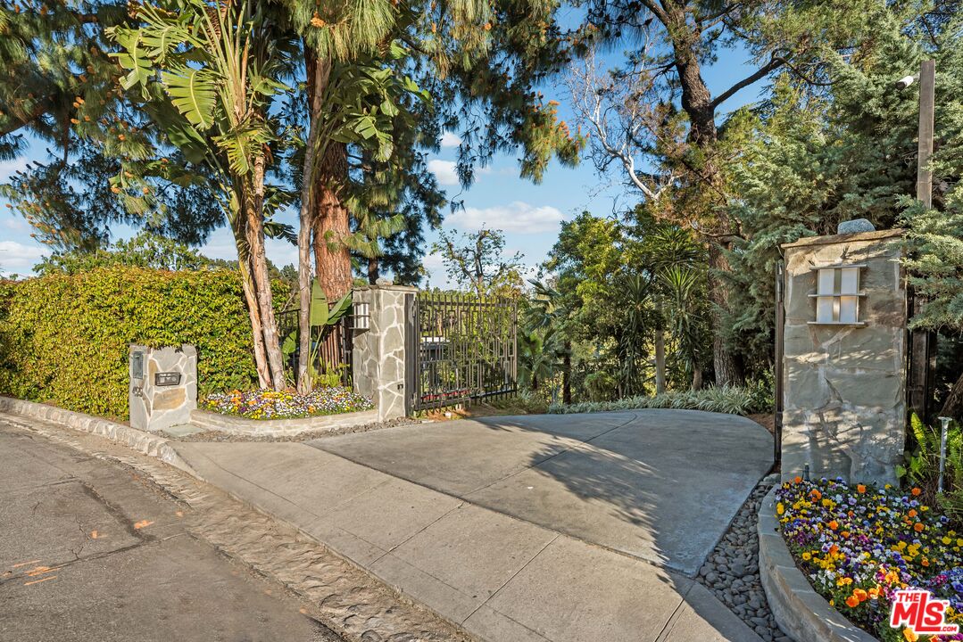 400 Mooresque St