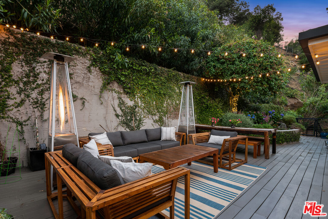 3819 Mandeville Canyon Rd