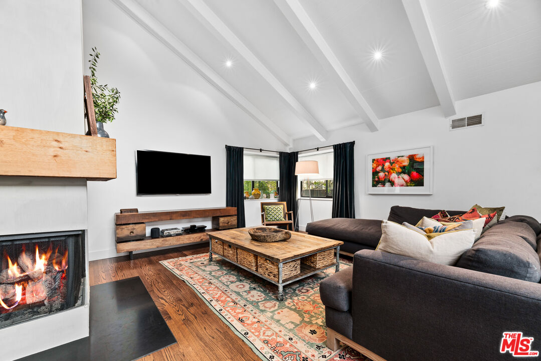 3819 Mandeville Canyon Rd