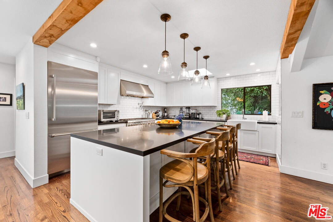 3819 Mandeville Canyon Rd