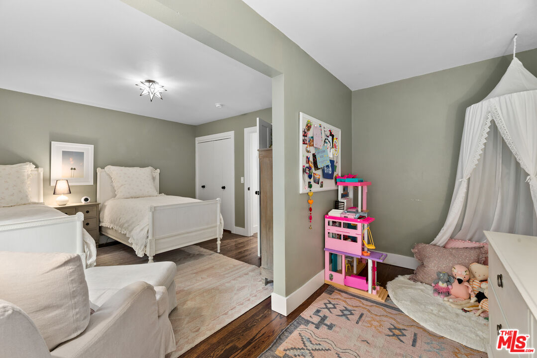 3819 Mandeville Canyon Rd