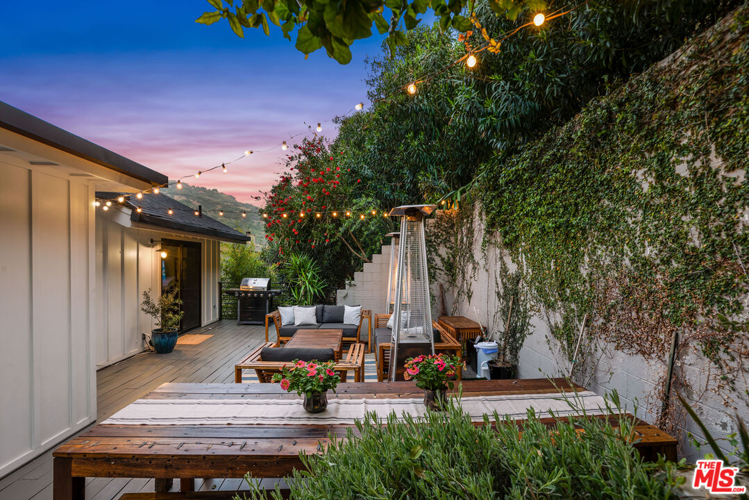 3819 Mandeville Canyon Rd