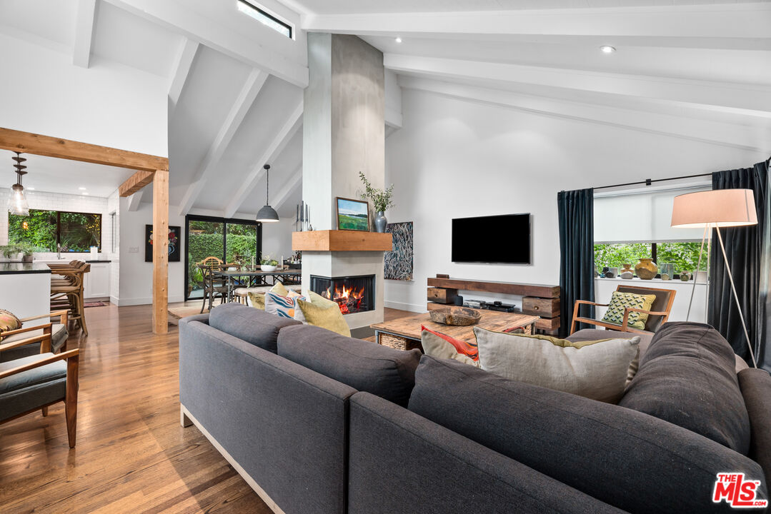 3819 Mandeville Canyon Rd