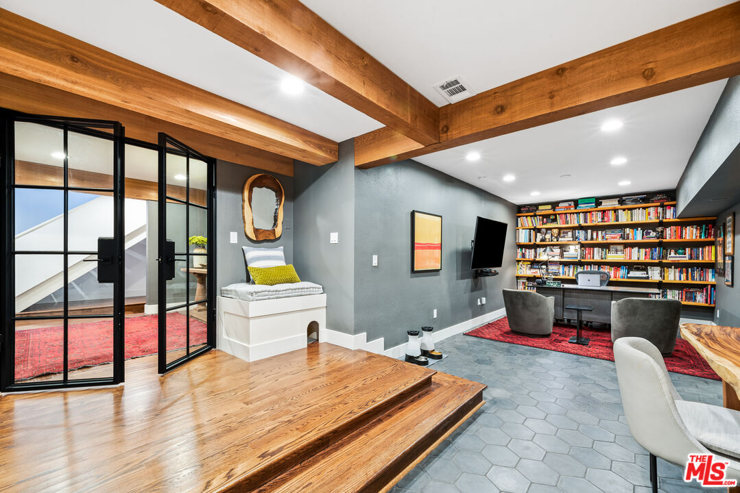 3819 Mandeville Canyon Rd