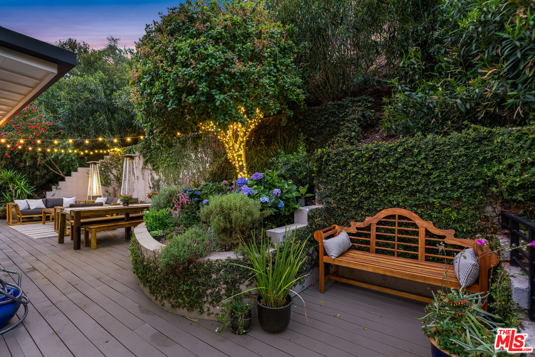 3819 Mandeville Canyon Rd