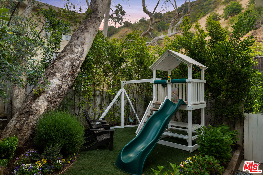 3819 Mandeville Canyon Rd