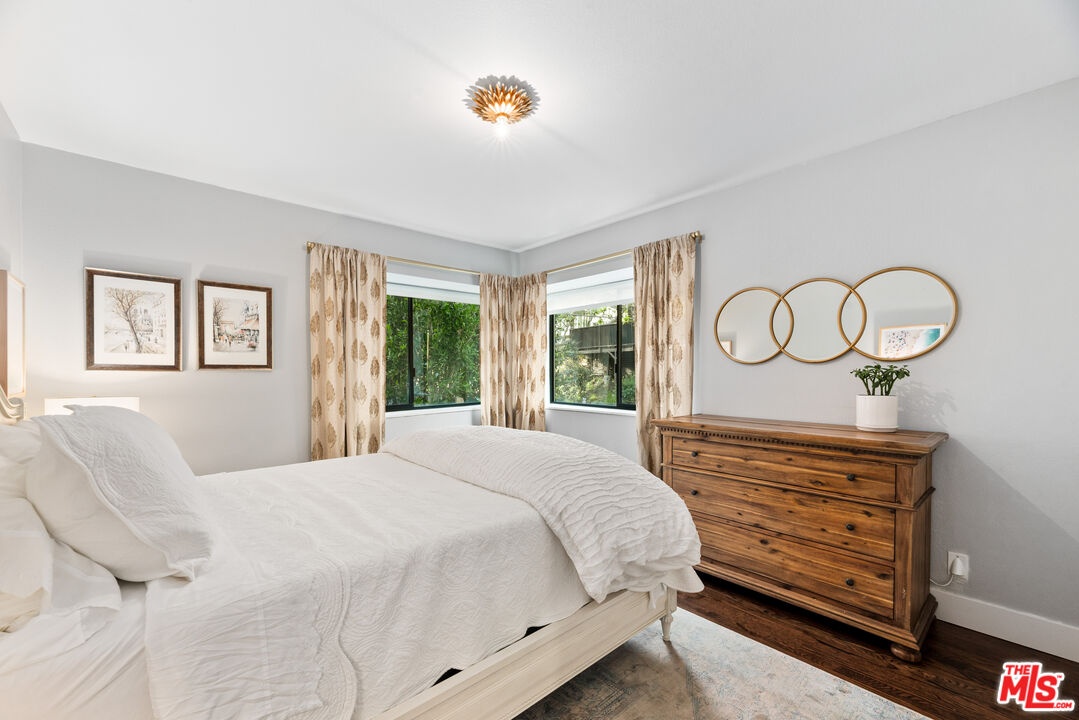 3819 Mandeville Canyon Rd
