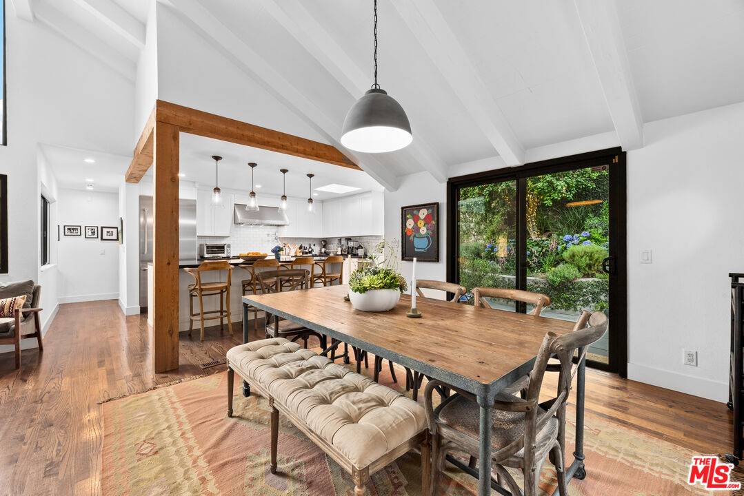 3819 Mandeville Canyon Rd