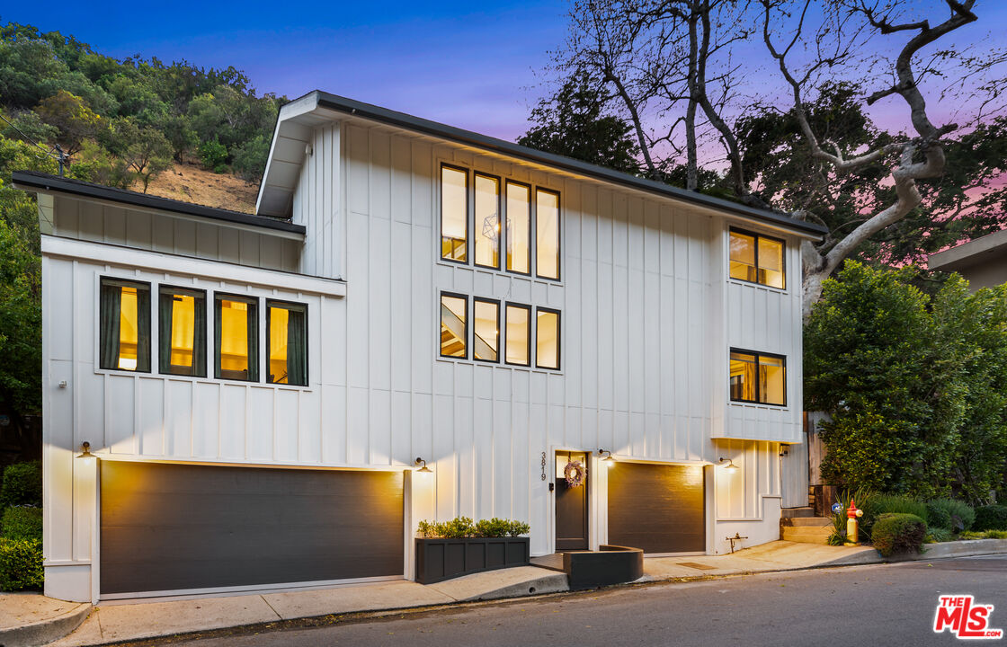 3819 Mandeville Canyon Rd