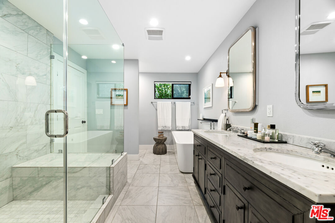3819 Mandeville Canyon Rd