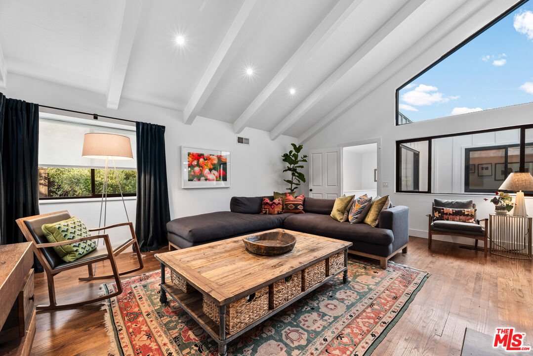 3819 Mandeville Canyon Rd