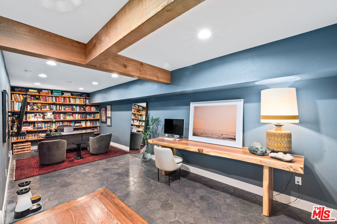 3819 Mandeville Canyon Rd