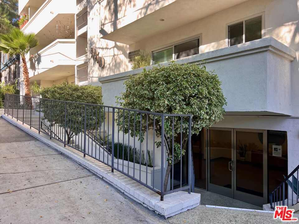 960 Larrabee St Unit: 107