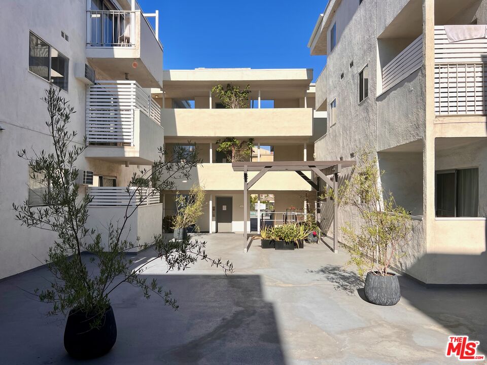 960 Larrabee St Unit: 107