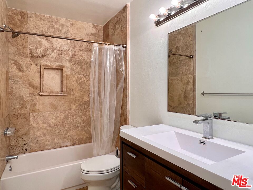 960 Larrabee St Unit: 107