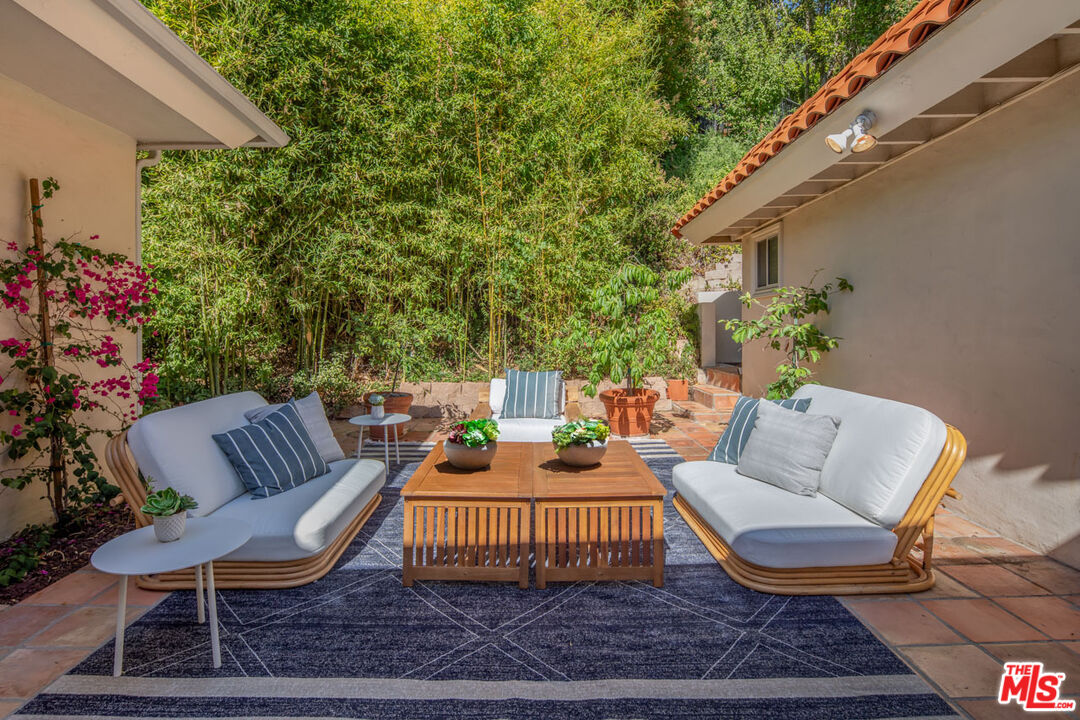 2832 Nichols Canyon Rd