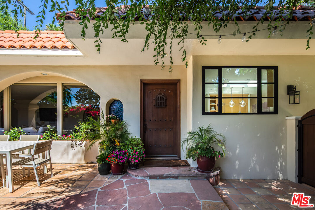 2832 Nichols Canyon Rd