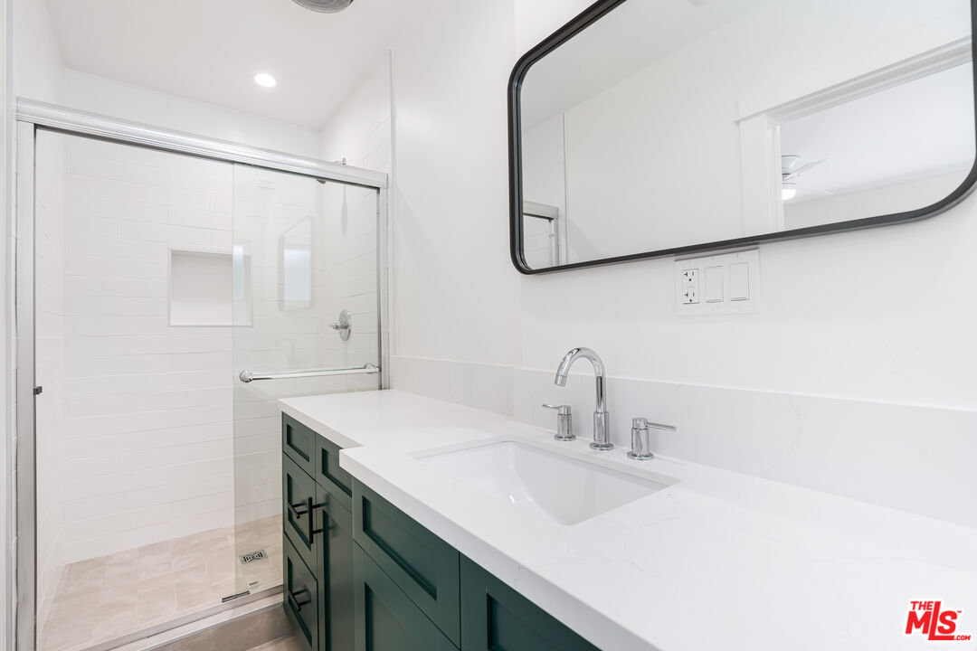 527 S Barrington Ave Unit: 7