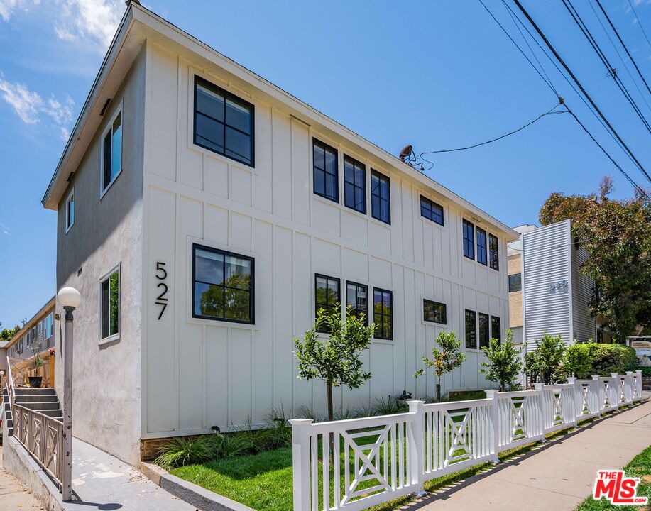 527 S Barrington Ave Unit: 7
