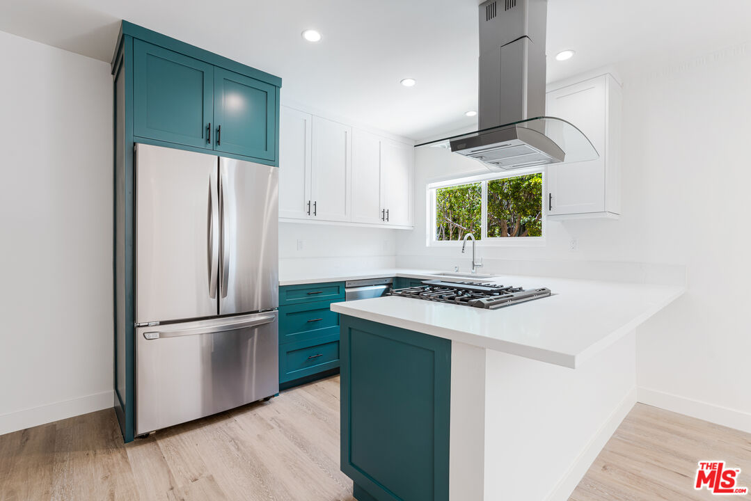 527 S Barrington Ave Unit: 6