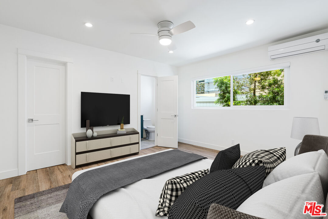 527 S Barrington Ave Unit: 6