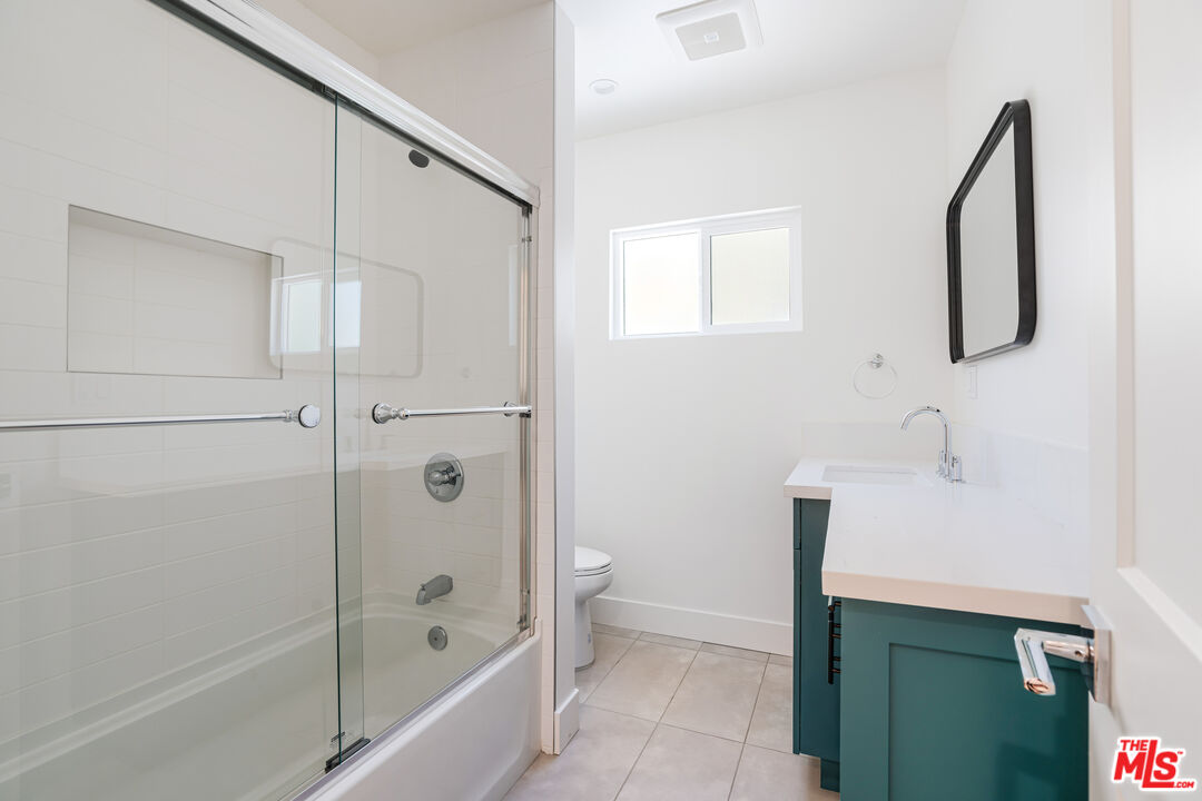 527 S Barrington Ave Unit: 6