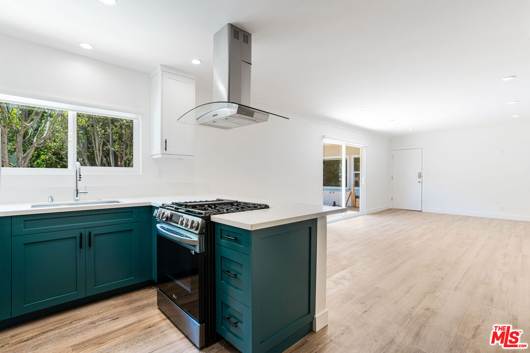 527 S Barrington Ave Unit: 6