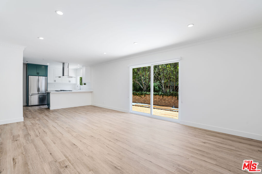 527 S Barrington Ave Unit: 6