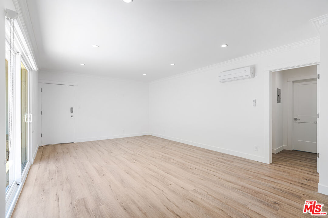 527 S Barrington Ave Unit: 6