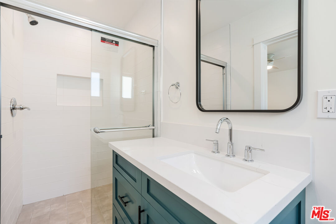 527 S Barrington Ave Unit: 6