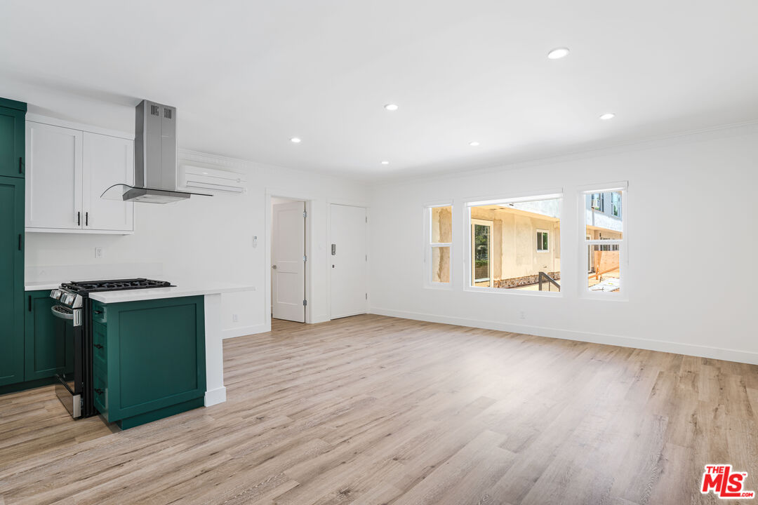 527 S Barrington Ave Unit: 2
