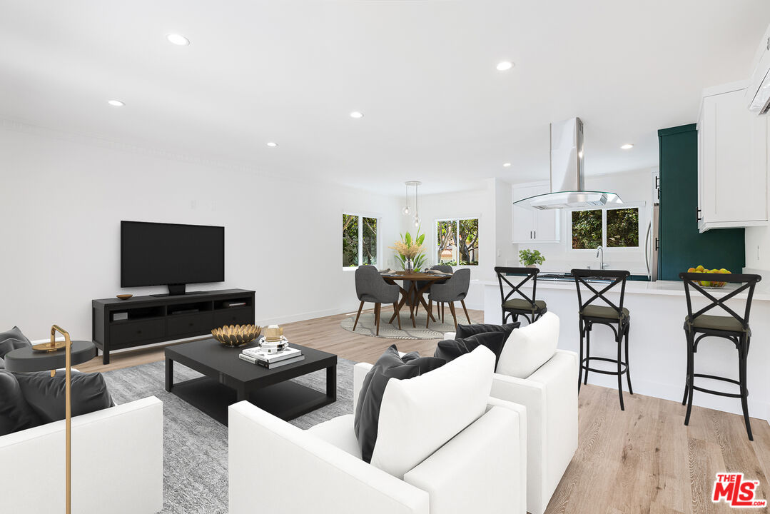 527 S Barrington Ave Unit: 2