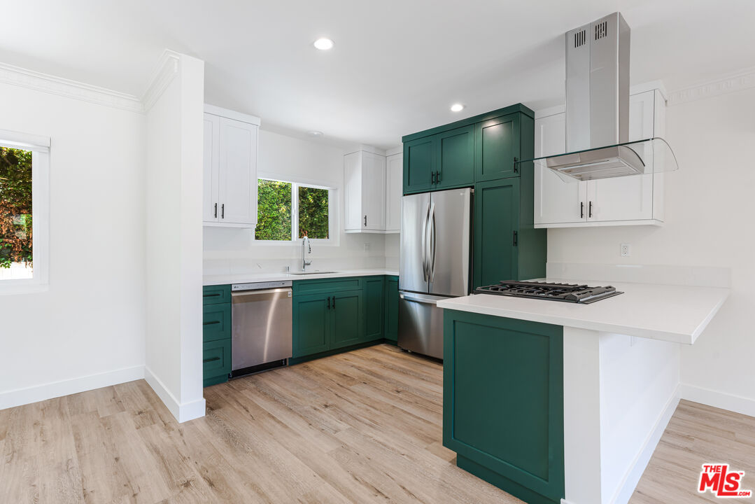 527 S Barrington Ave Unit: 2