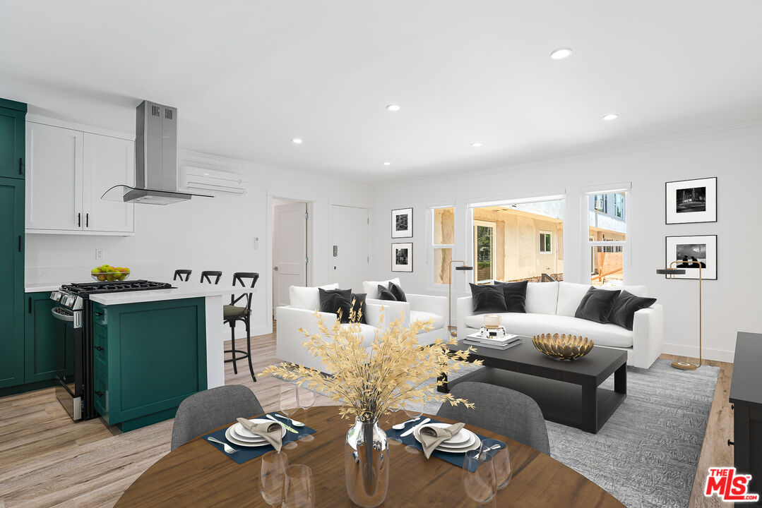 527 S Barrington Ave Unit: 2