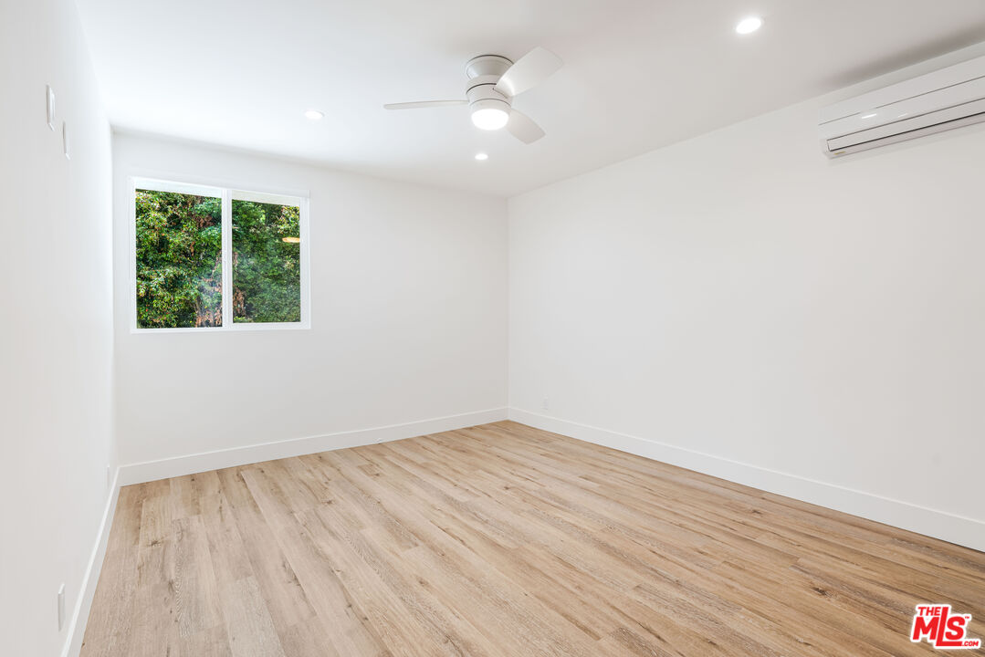 527 S Barrington Ave Unit: 2